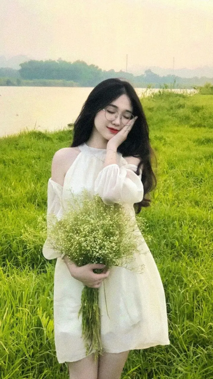 Ảnh Cô Gái Cầm Hoa Tươi Tắn 5