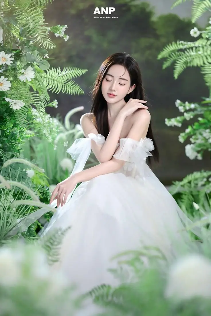 Ảnh Cô Gái Cầm Hoa Tươi Tắn 16