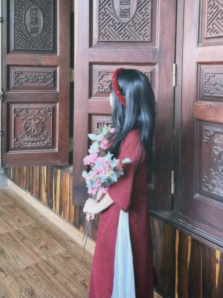 Ảnh Cô Gái Cầm Hoa Tươi Tắn 26