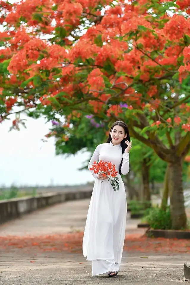 Ảnh Cô Gái Cầm Hoa Tươi Tắn 31