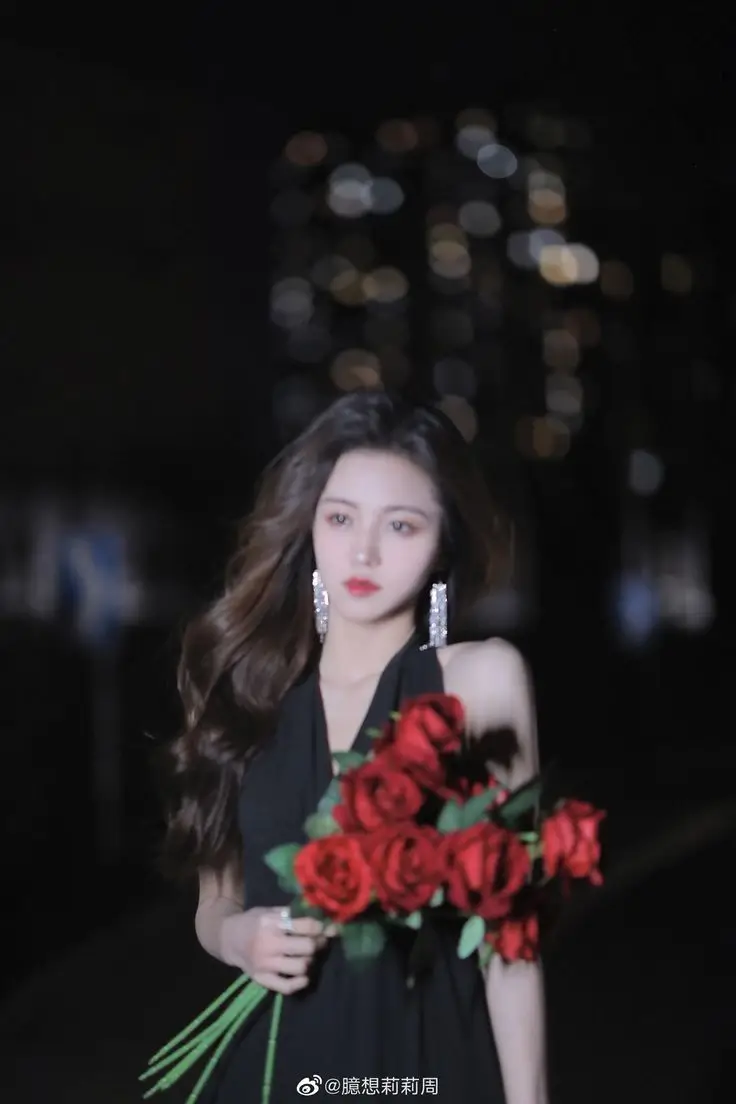 Ảnh Cô Gái Cầm Hoa Tươi Tắn 42