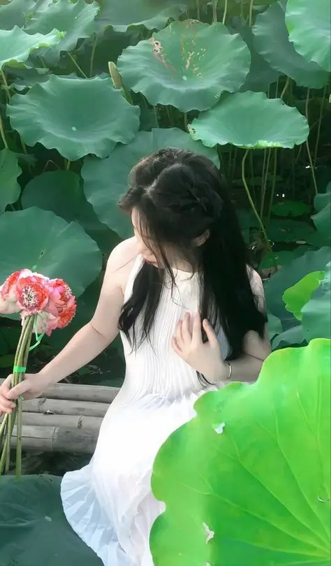 Ảnh Cô Gái Cầm Hoa Tươi Tắn 59