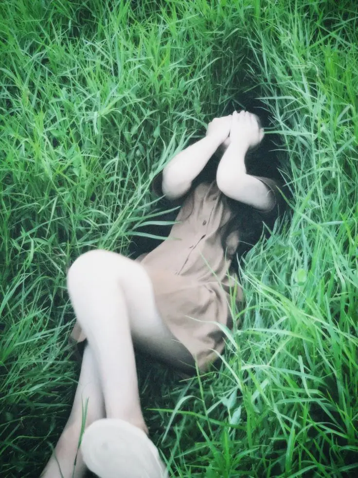 Ảnh Cô Đơn: Những Khoảnh Khắc Buồn Của Con Gái 50