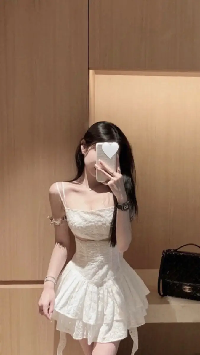 Ảnh con gái mặc váy ngắn che mặt - Phong cách thời trang trẻ trung 2