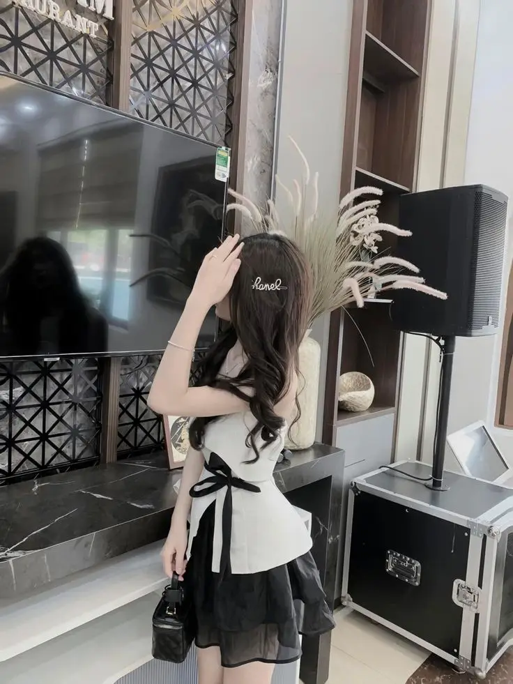 Ảnh con gái mặc váy ngắn che mặt - Phong cách thời trang trẻ trung 3