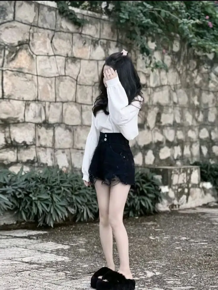 Ảnh con gái mặc váy ngắn che mặt - Phong cách thời trang trẻ trung 7