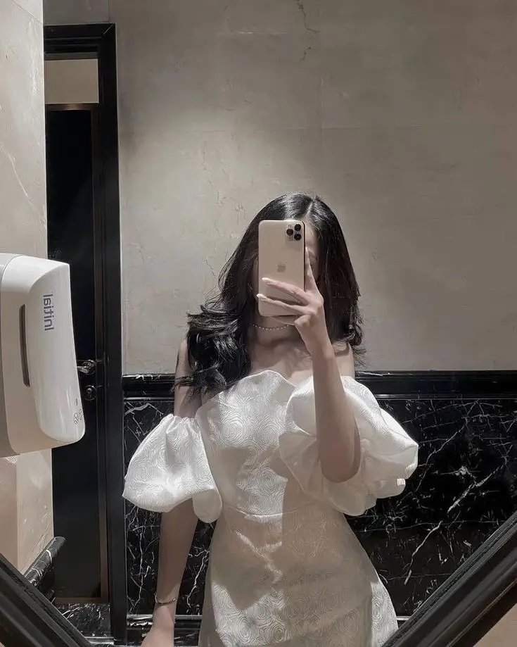 Ảnh con gái mặc váy ngắn che mặt - Phong cách thời trang trẻ trung 8