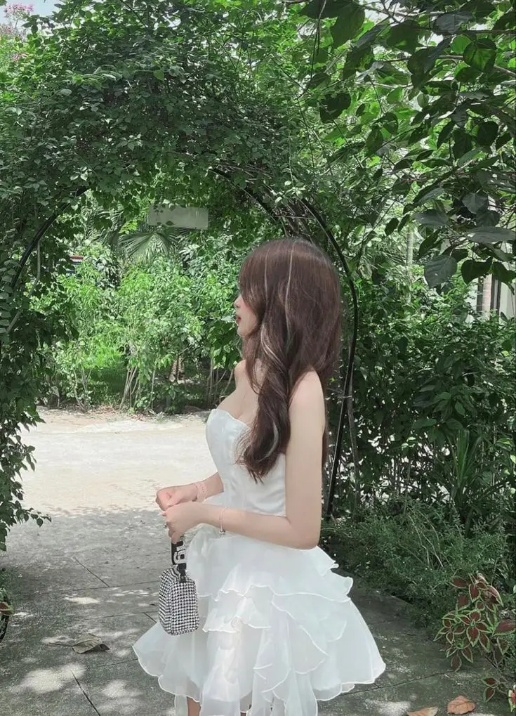 Ảnh con gái mặc váy ngắn che mặt - Phong cách thời trang trẻ trung 10