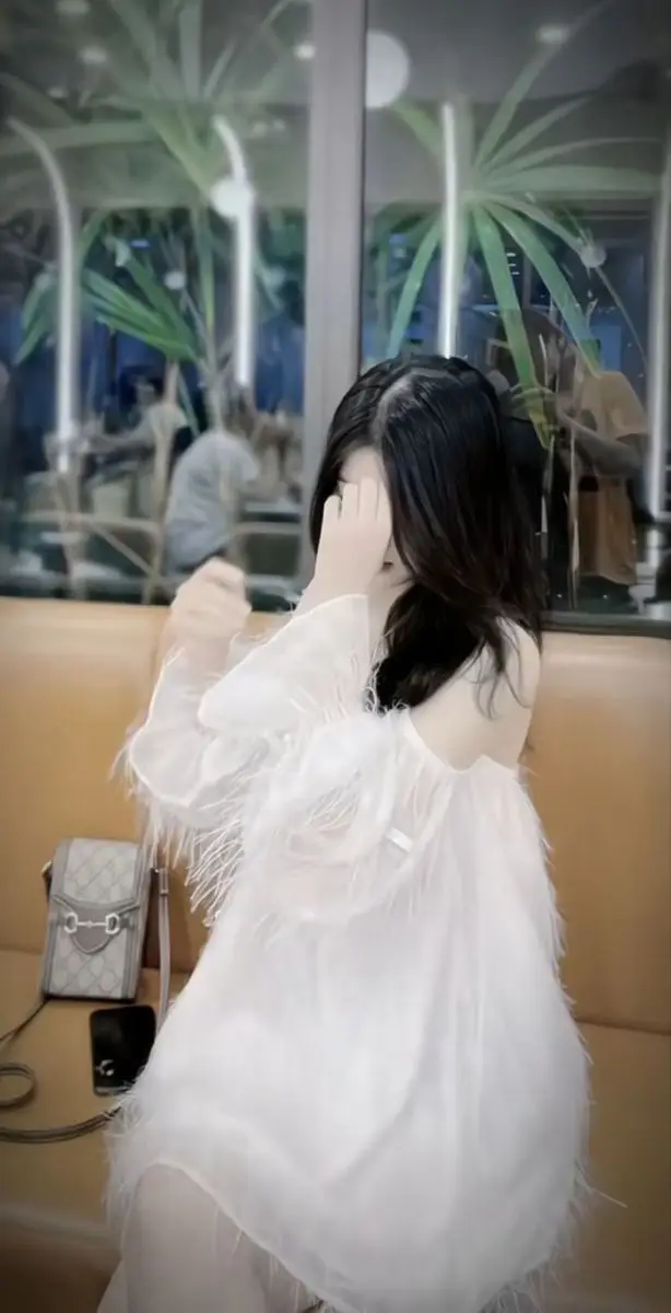 Ảnh con gái mặc váy ngắn che mặt - Phong cách thời trang trẻ trung 14