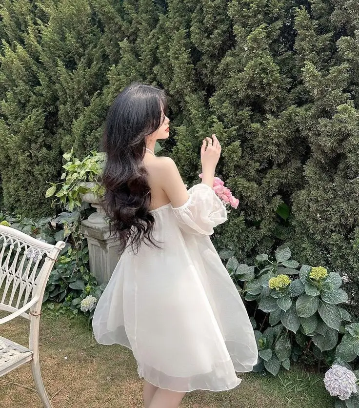 Ảnh con gái mặc váy ngắn che mặt - Phong cách thời trang trẻ trung 22