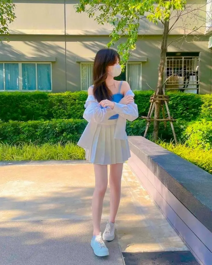 Ảnh con gái mặc váy ngắn che mặt - Phong cách thời trang trẻ trung 37