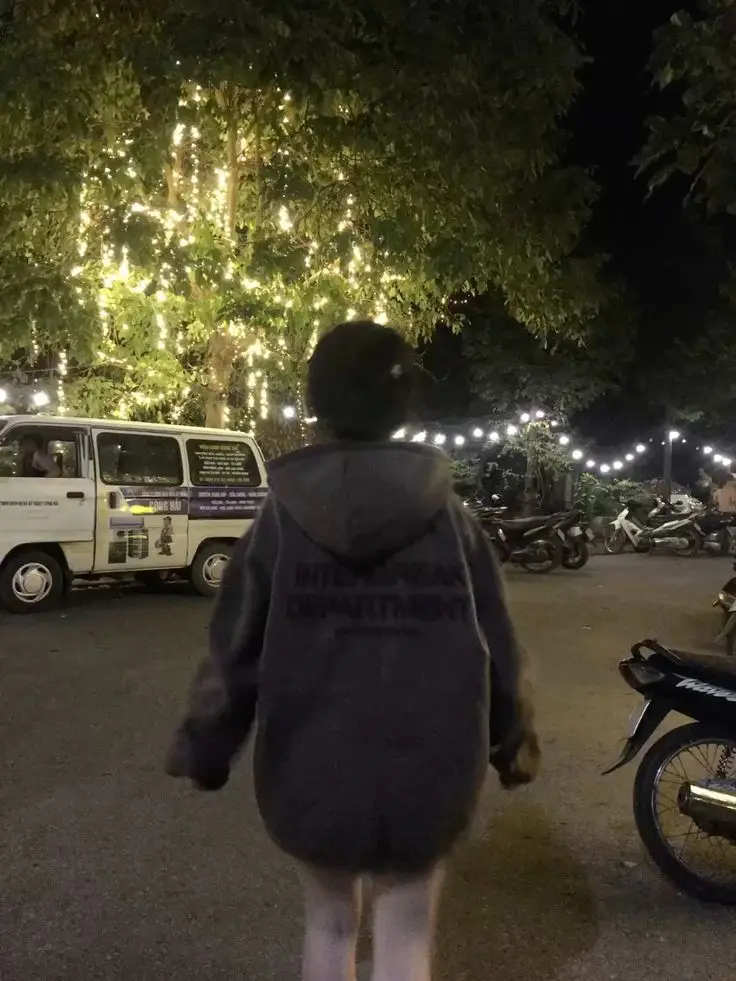 Ảnh Con Gái Quay Lưng: Khám Phá Vẻ Đẹp Bí Ẩn 6