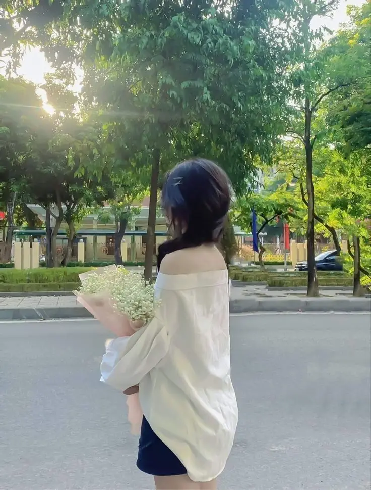 Ảnh Con Gái Quay Lưng: Khám Phá Vẻ Đẹp Bí Ẩn 17