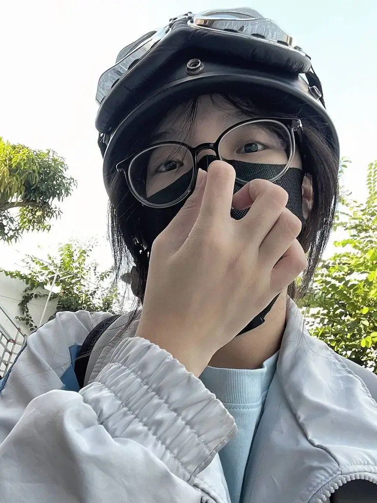 Ảnh Gái Đeo Khẩu Trang - Thể Hiện Phong Cách Thời Trang An Toàn 29