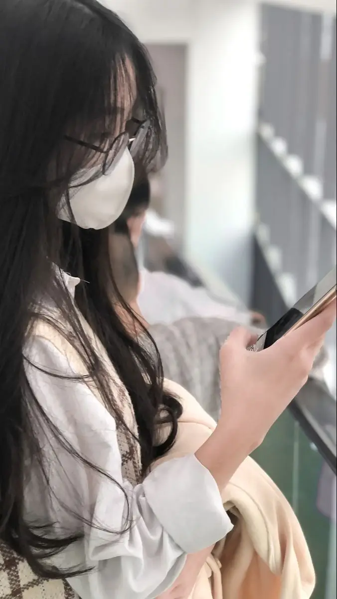 Ảnh Gái Đeo Khẩu Trang - Thể Hiện Phong Cách Thời Trang An Toàn 37