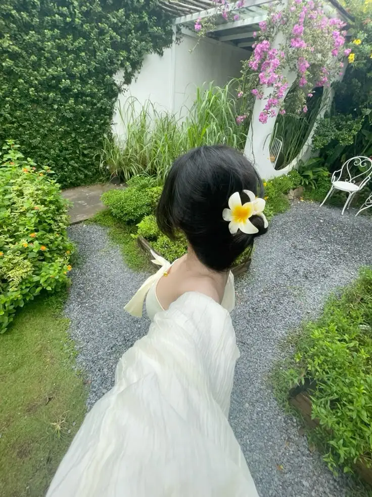 Ảnh Gái Xinh Cầm Điện Thoại Che Mặt - Khoảnh Khắc Đời Thường 9