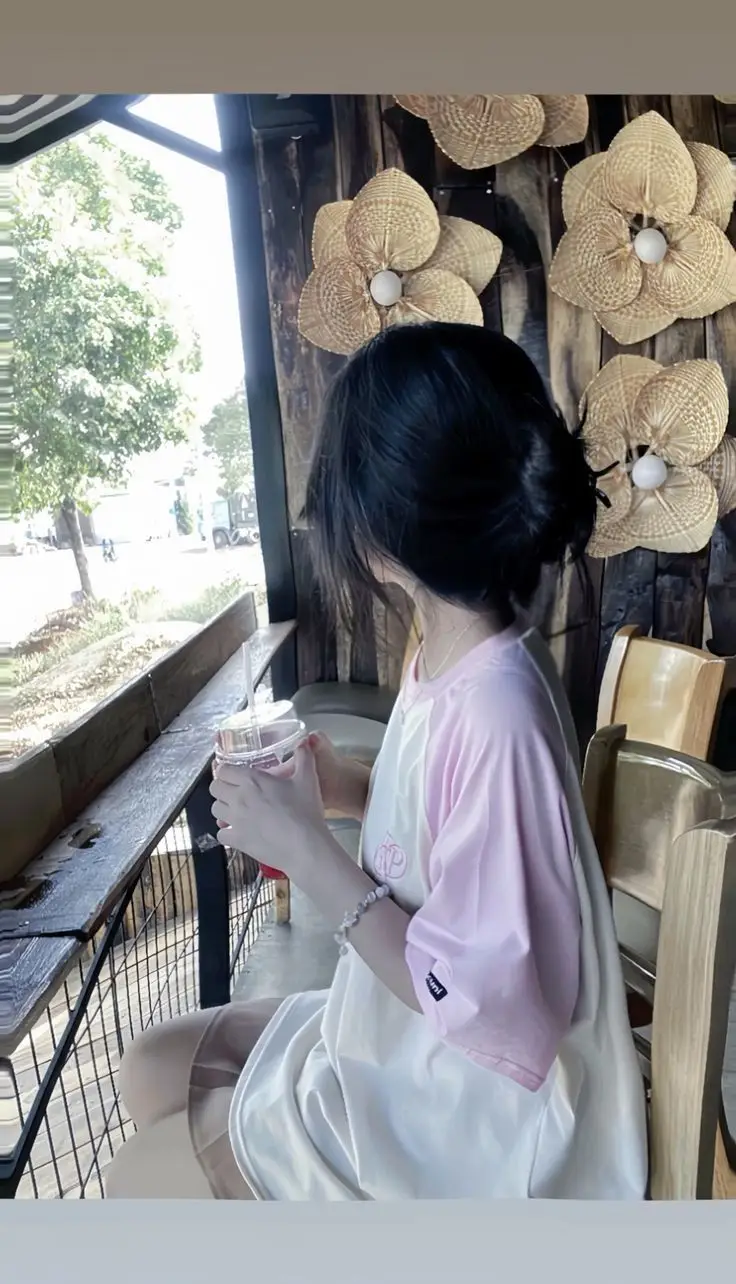 Ảnh Gái Xinh Cầm Điện Thoại Che Mặt - Khoảnh Khắc Đời Thường 20