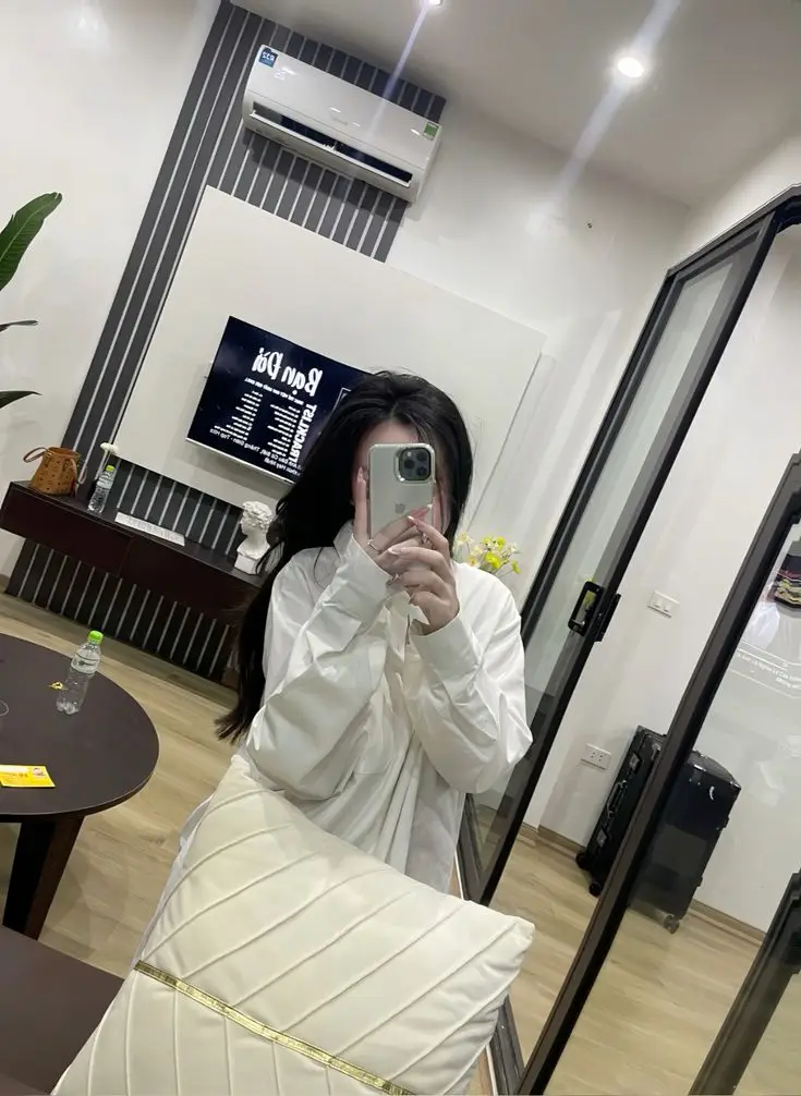 Ảnh Gái Xinh Cầm Điện Thoại Che Mặt - Khoảnh Khắc Đời Thường 51