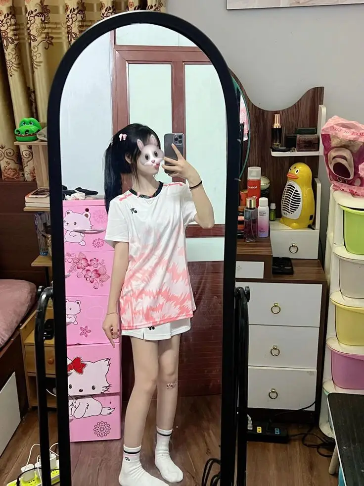 Ảnh Gái Xinh Cầm Điện Thoại Che Mặt - Khoảnh Khắc Đời Thường 58