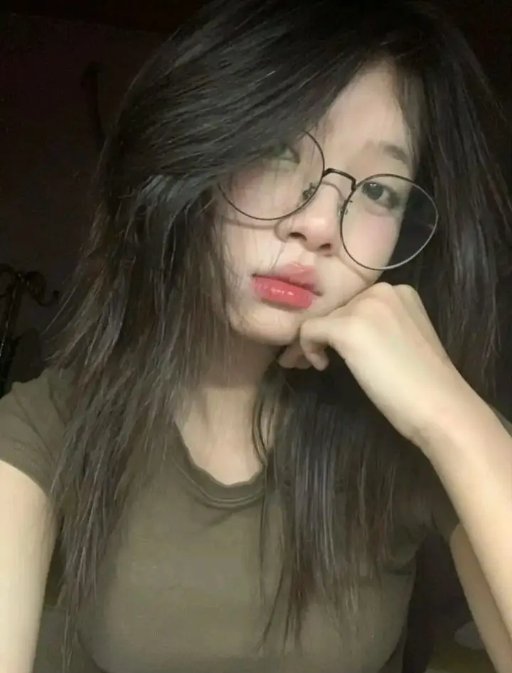 Ảnh Gái Xinh Đeo Kính 2k7: Phong Cách Độc Đáo 1