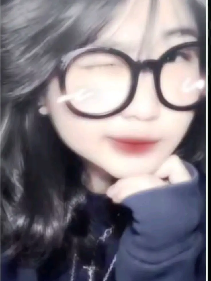 Ảnh Gái Xinh Đeo Kính 2k7: Phong Cách Độc Đáo 8