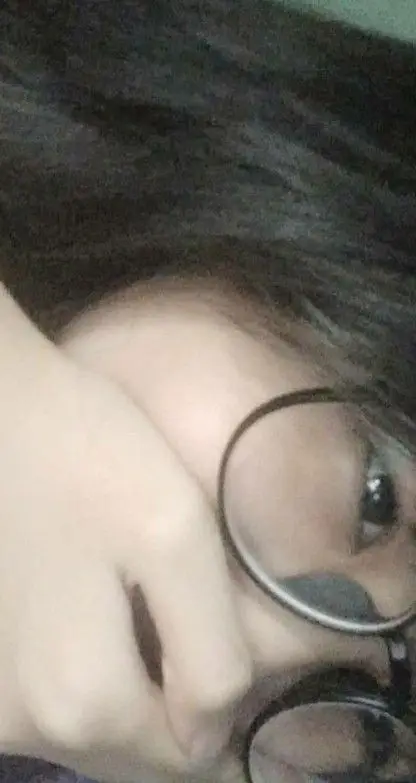 Ảnh Gái Xinh Đeo Kính 2k7: Phong Cách Độc Đáo 17