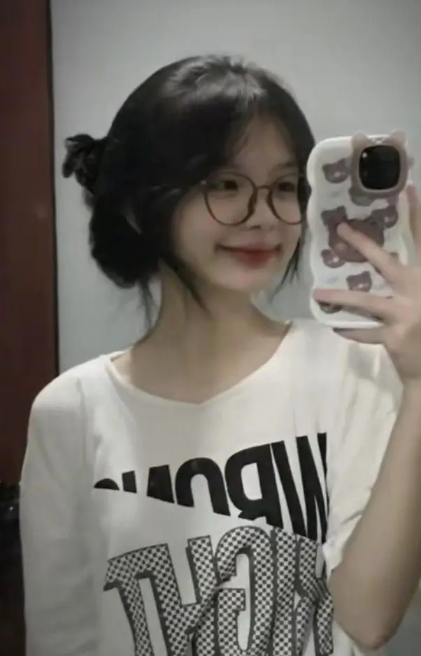 Ảnh Gái Xinh Đeo Kính 2k7: Phong Cách Độc Đáo 18