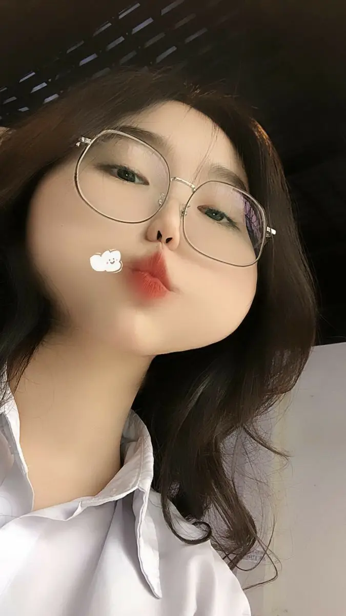 Ảnh Gái Xinh Đeo Kính 2k7: Phong Cách Độc Đáo 38