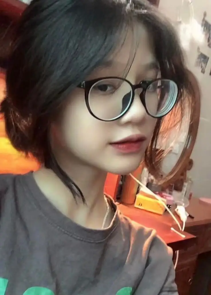 Ảnh Gái Xinh Đeo Kính 2k7: Phong Cách Độc Đáo 42