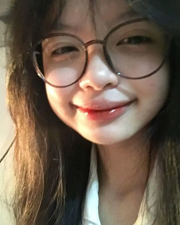 Ảnh Gái Xinh Đeo Kính 2k7: Phong Cách Độc Đáo 60