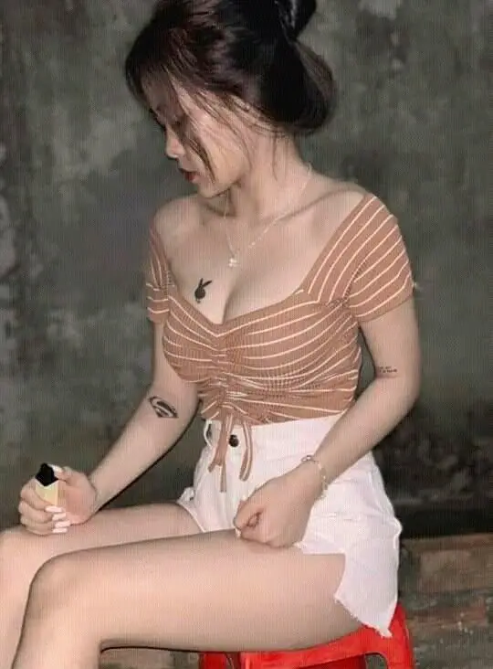 Ảnh Gái Xinh Khoe Ngực: Khám Phá Vẻ Đẹp Quyến Rũ 13