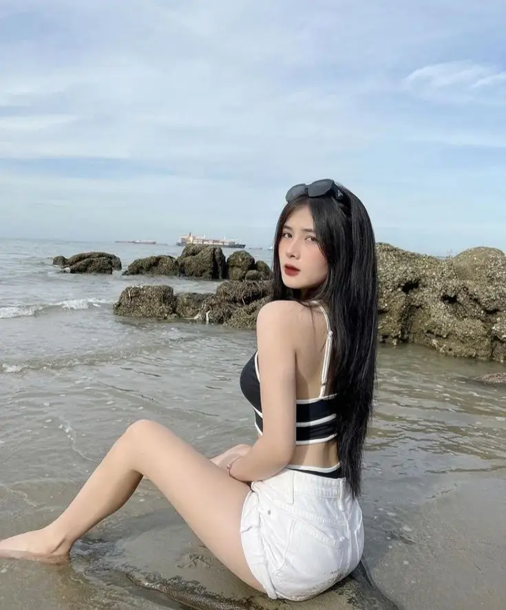 Ảnh Gái Xinh Khoe Ngực: Khám Phá Vẻ Đẹp Quyến Rũ 16
