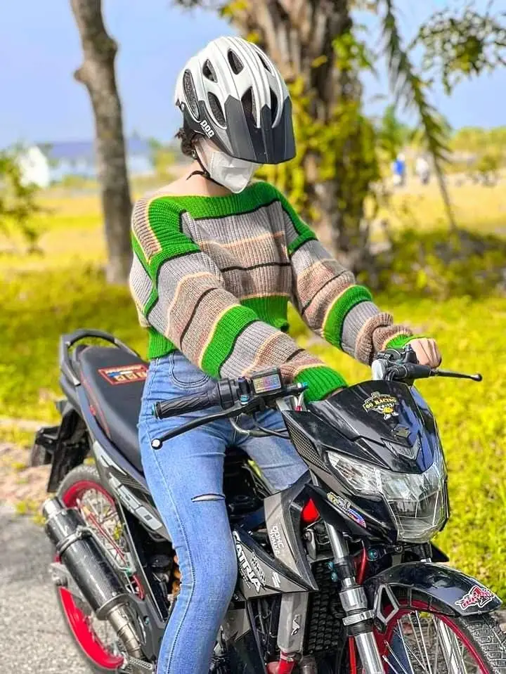 Ảnh Gái Xinh Ngồi Xe Độ - Những Khoảnh Khắc Nghệ Thuật 8