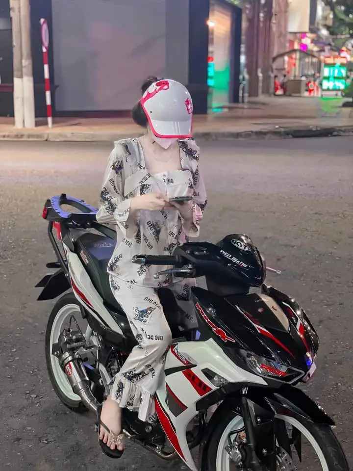 Ảnh Gái Xinh Ngồi Xe Độ - Những Khoảnh Khắc Nghệ Thuật 19