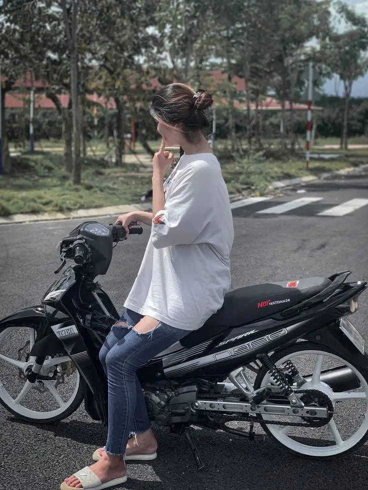 Ảnh Gái Xinh Ngồi Xe Độ - Những Khoảnh Khắc Nghệ Thuật 29