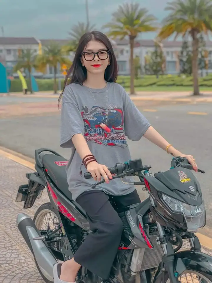 Ảnh Gái Xinh Ngồi Xe Độ - Những Khoảnh Khắc Nghệ Thuật 31