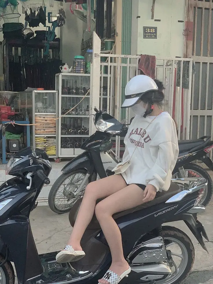 Ảnh Gái Xinh Ngồi Xe Độ - Những Khoảnh Khắc Nghệ Thuật 32