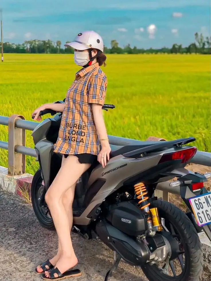 Ảnh Gái Xinh Ngồi Xe Độ - Những Khoảnh Khắc Nghệ Thuật 36