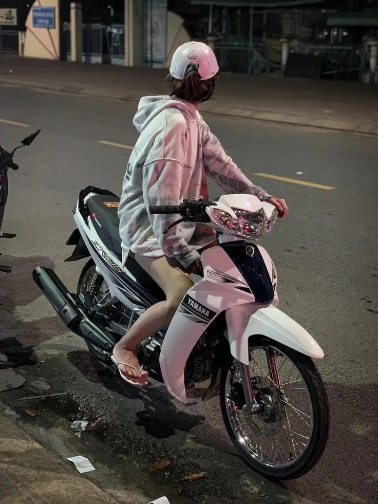 Ảnh Gái Xinh Ngồi Xe Độ - Những Khoảnh Khắc Nghệ Thuật 38