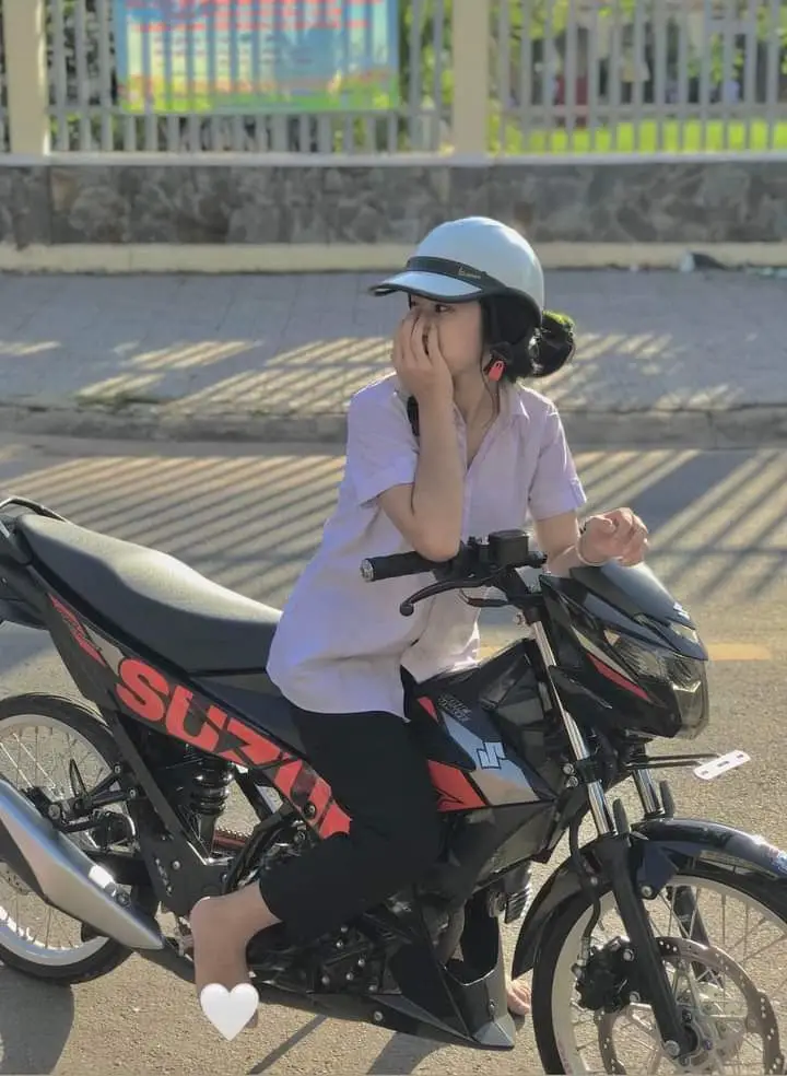 Ảnh Gái Xinh Ngồi Xe Độ - Những Khoảnh Khắc Nghệ Thuật 44