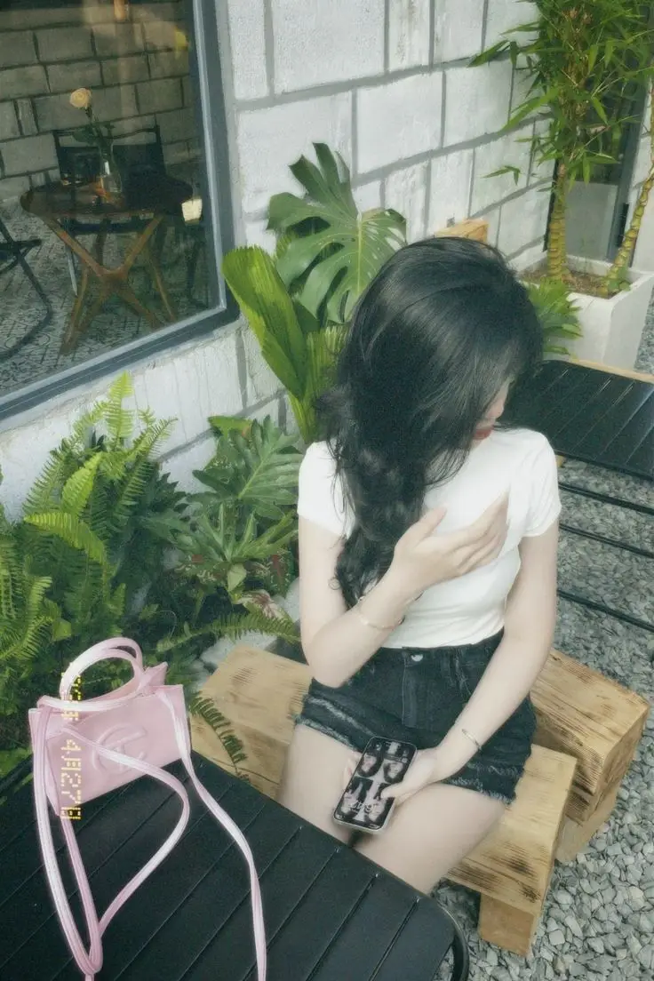 Bộ sưu tập ảnh gái xinh tóc dài che mặt 26