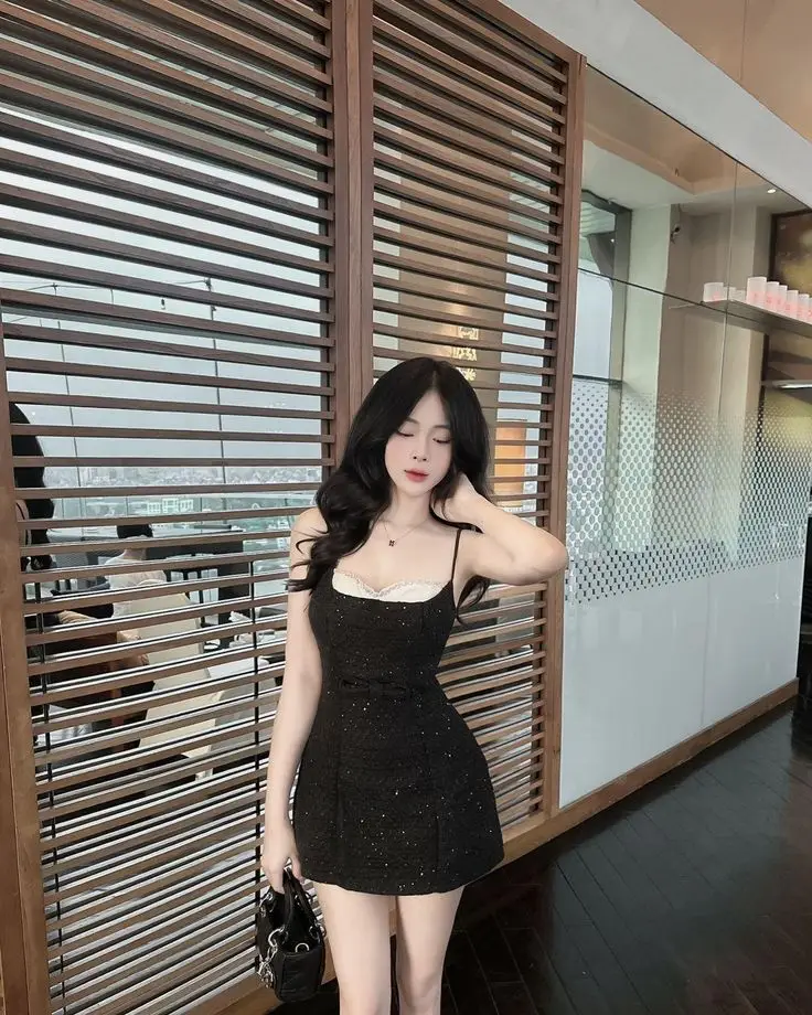 Hình ảnh cô gái xinh trong váy ngắn 2