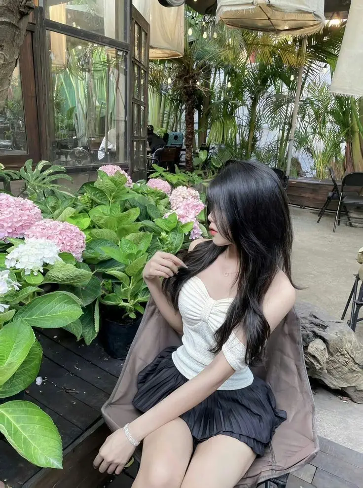 Hình ảnh cô gái xinh trong váy ngắn 8