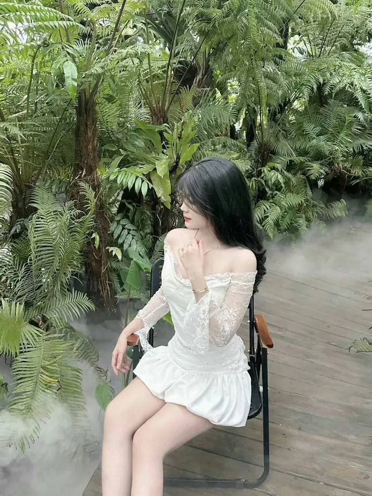 Hình ảnh cô gái xinh trong váy ngắn 9