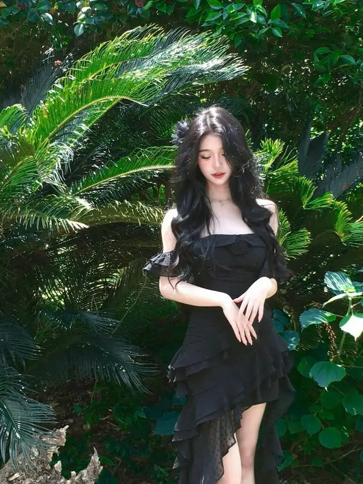 Hình ảnh cô gái xinh trong váy ngắn 10