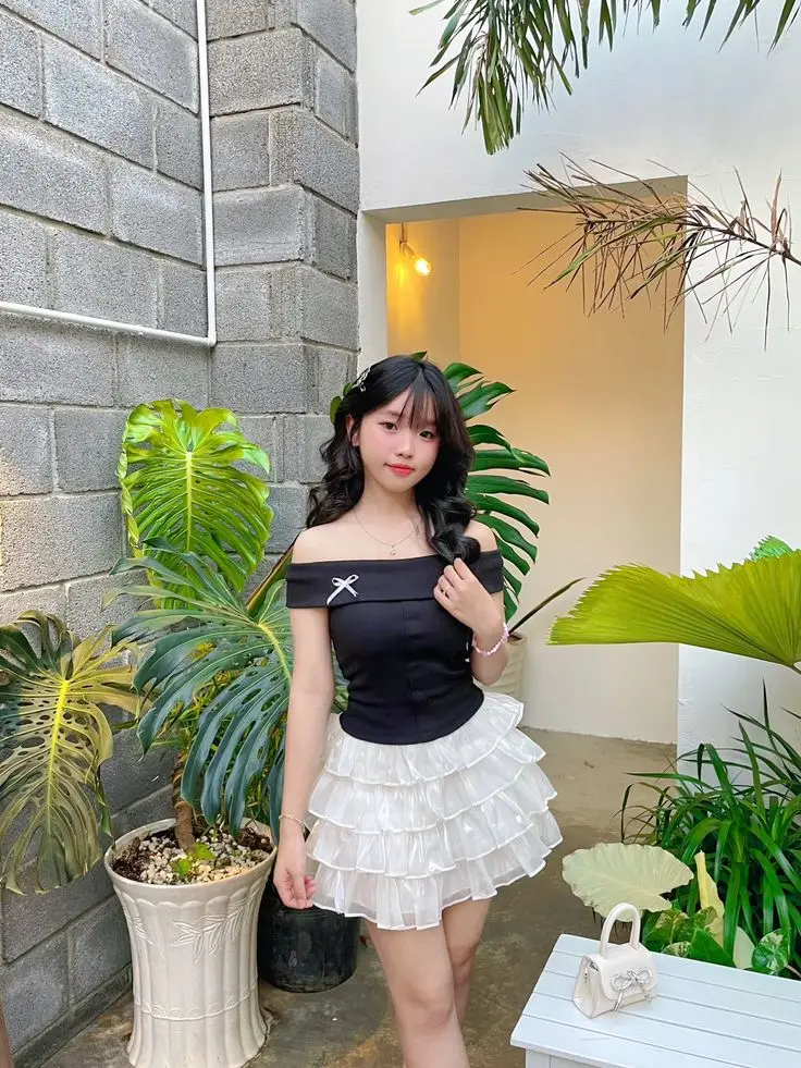Hình ảnh cô gái xinh trong váy ngắn 11