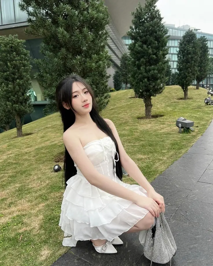 Hình ảnh cô gái xinh trong váy ngắn 13