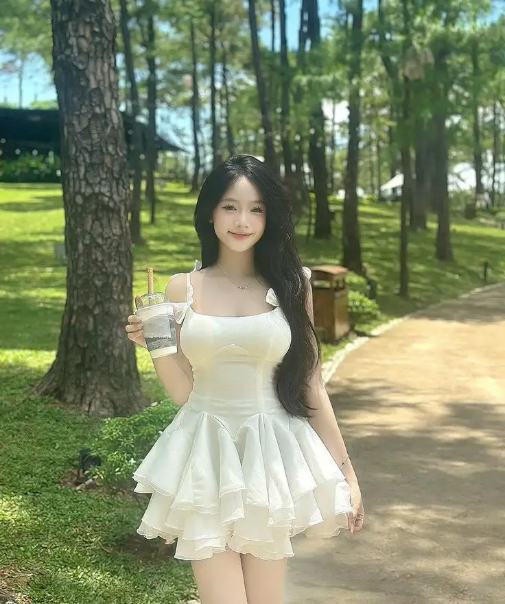 Hình ảnh cô gái xinh trong váy ngắn 36