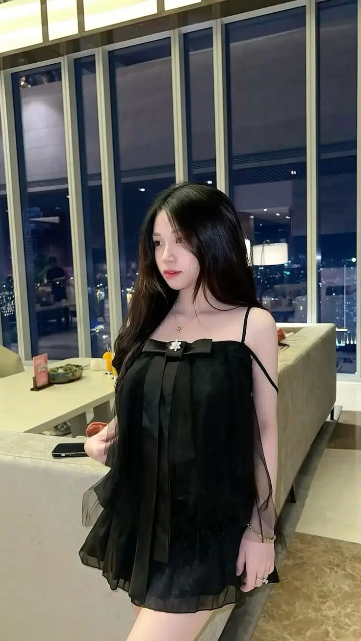 Hình ảnh cô gái xinh trong váy ngắn 42
