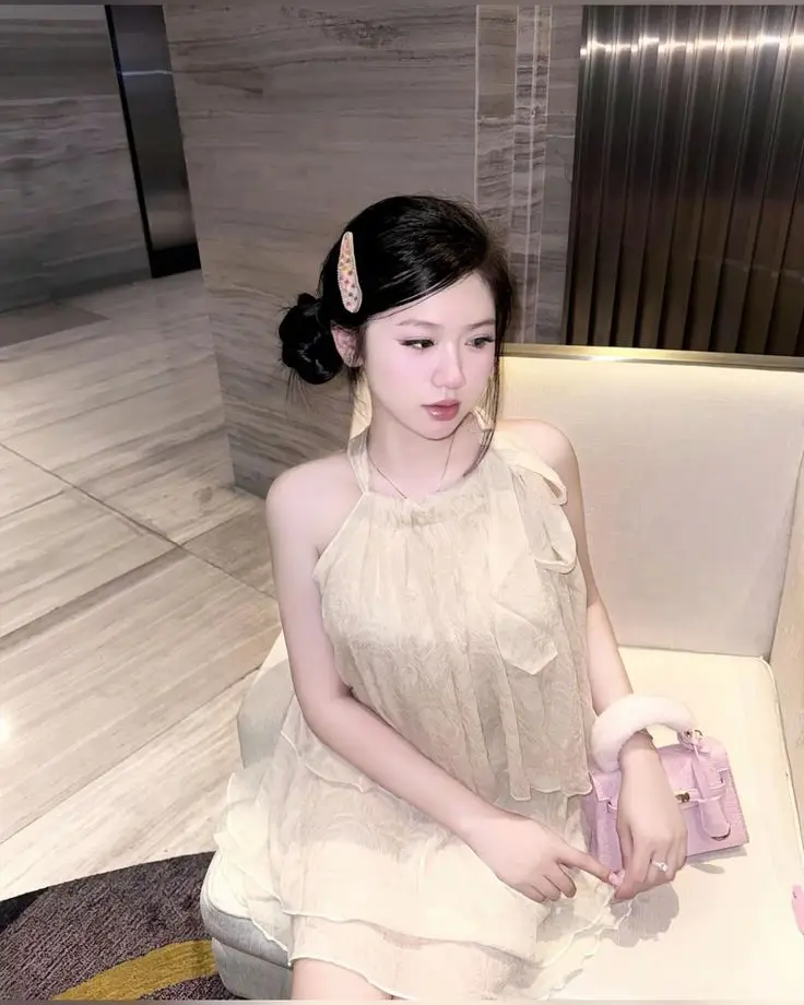 Hình ảnh cô gái xinh trong váy ngắn 45
